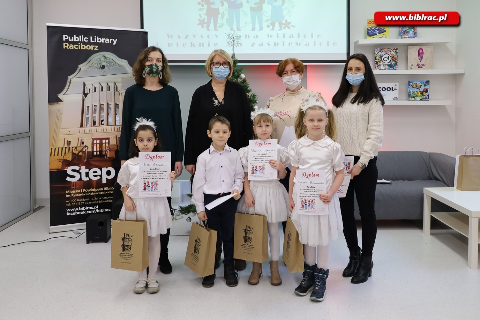 Zdjęcie w galerii na portalu naszraciborz.pl: W bibliotece odbył się XX Międzyprzedszkolny Przegląd Kolęd wiadomości z regionu