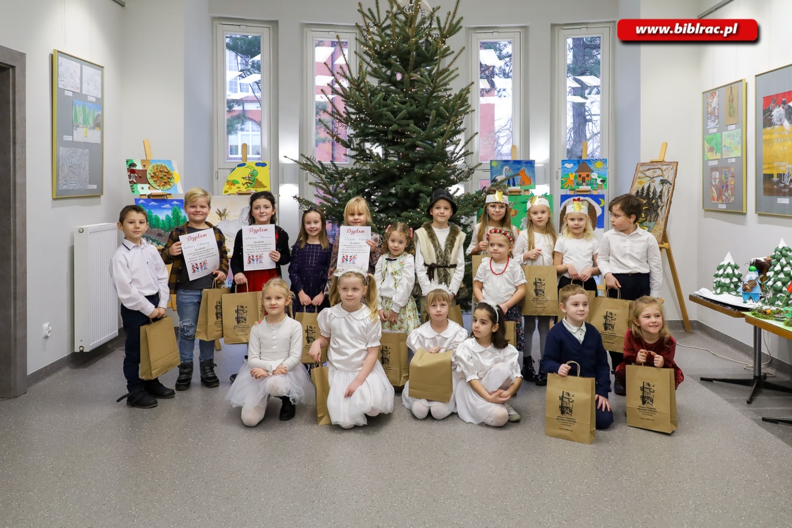 Zdjęcie w galerii na portalu naszraciborz.pl: W bibliotece odbył się XX Międzyprzedszkolny Przegląd Kolęd wiadomości z regionu