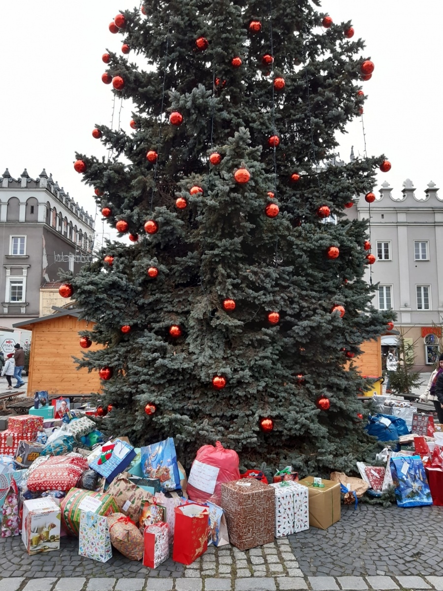 Zdjęcie w galerii na portalu naszraciborz.pl: Góra prezentów na Rynku w akcji Polski 2050 wiadomości z regionu