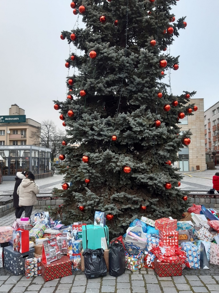 Zdjęcie w galerii na portalu naszraciborz.pl: Góra prezentów na Rynku w akcji Polski 2050 wiadomości z regionu
