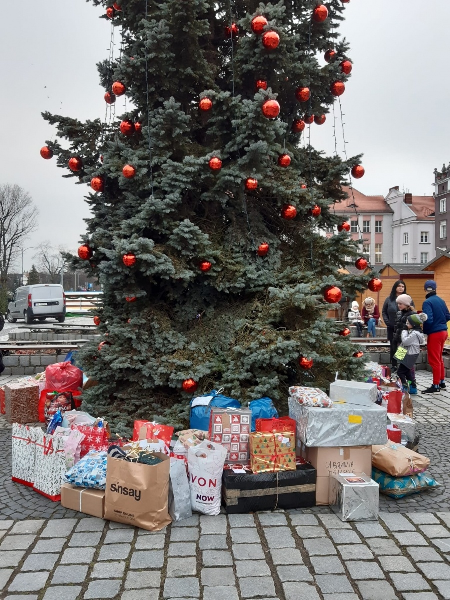 Zdjęcie w galerii na portalu naszraciborz.pl: Góra prezentów na Rynku w akcji Polski 2050 wiadomości z regionu