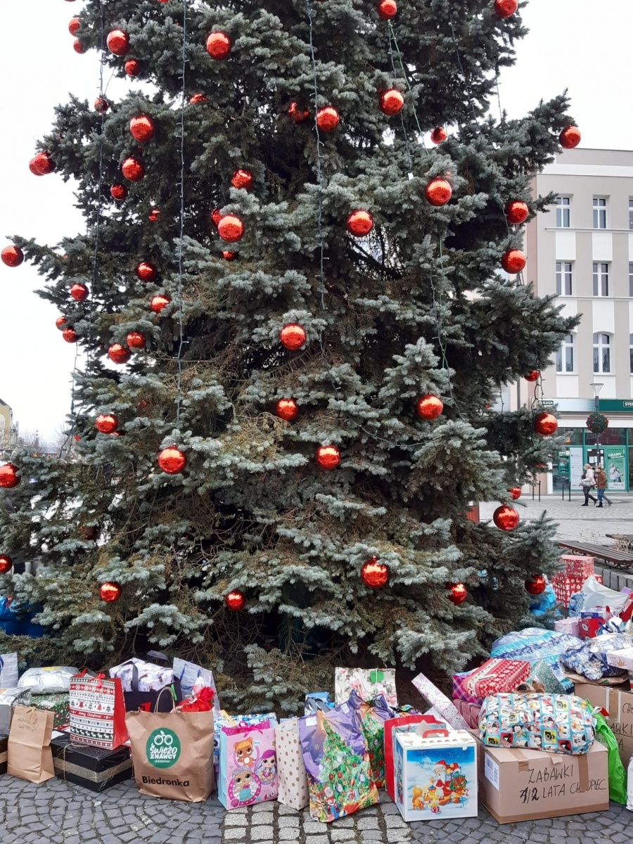 Zdjęcie w galerii na portalu naszraciborz.pl: Góra prezentów na Rynku w akcji Polski 2050 wiadomości z regionu