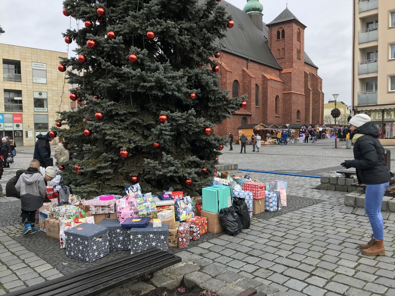 Zdjęcie w galerii na portalu naszraciborz.pl: Góra prezentów na Rynku w akcji Polski 2050 wiadomości z regionu