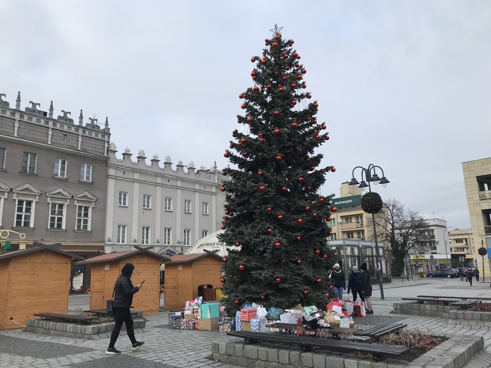 Zdjęcie w galerii na portalu naszraciborz.pl: Góra prezentów na Rynku w akcji Polski 2050 wiadomości z regionu
