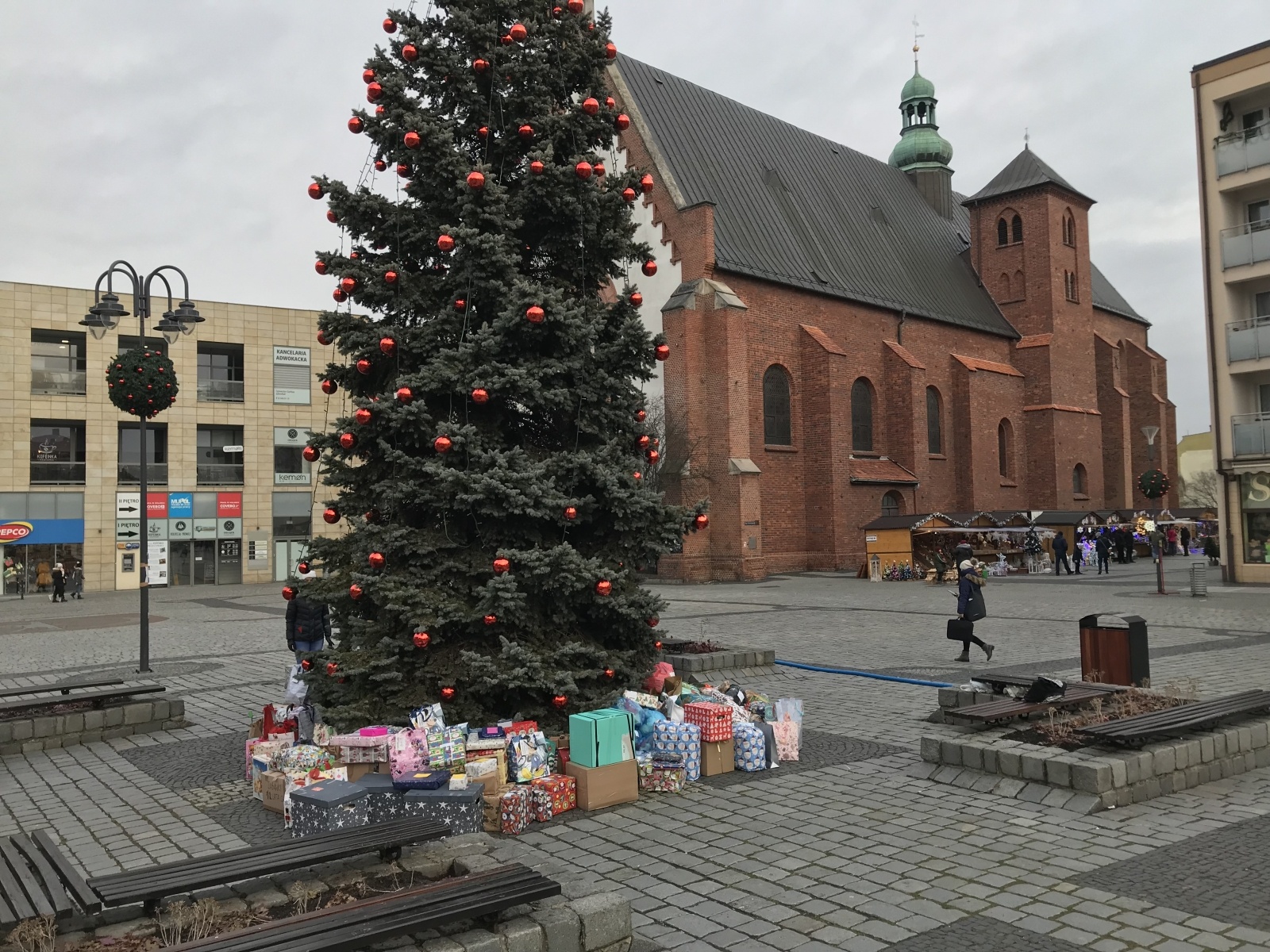 Zdjęcie w galerii na portalu naszraciborz.pl: Góra prezentów na Rynku w akcji Polski 2050 wiadomości z regionu