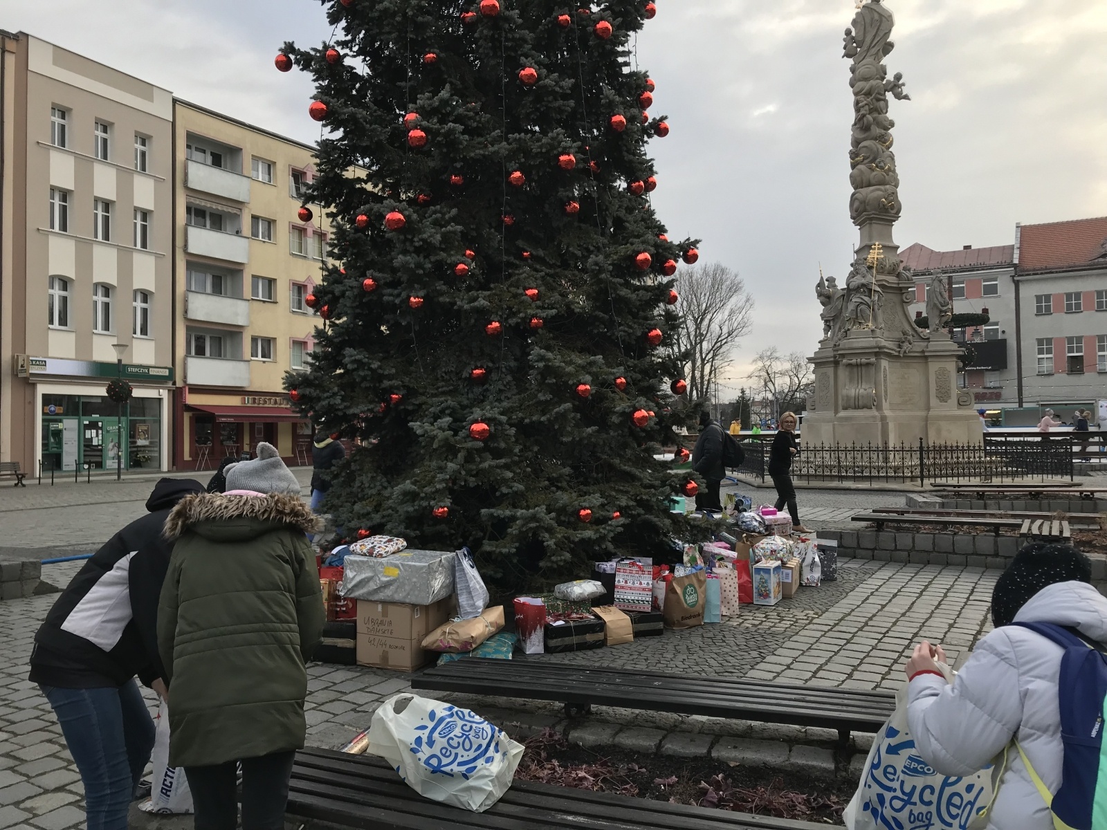 Zdjęcie w galerii na portalu naszraciborz.pl: Góra prezentów na Rynku w akcji Polski 2050 wiadomości z regionu