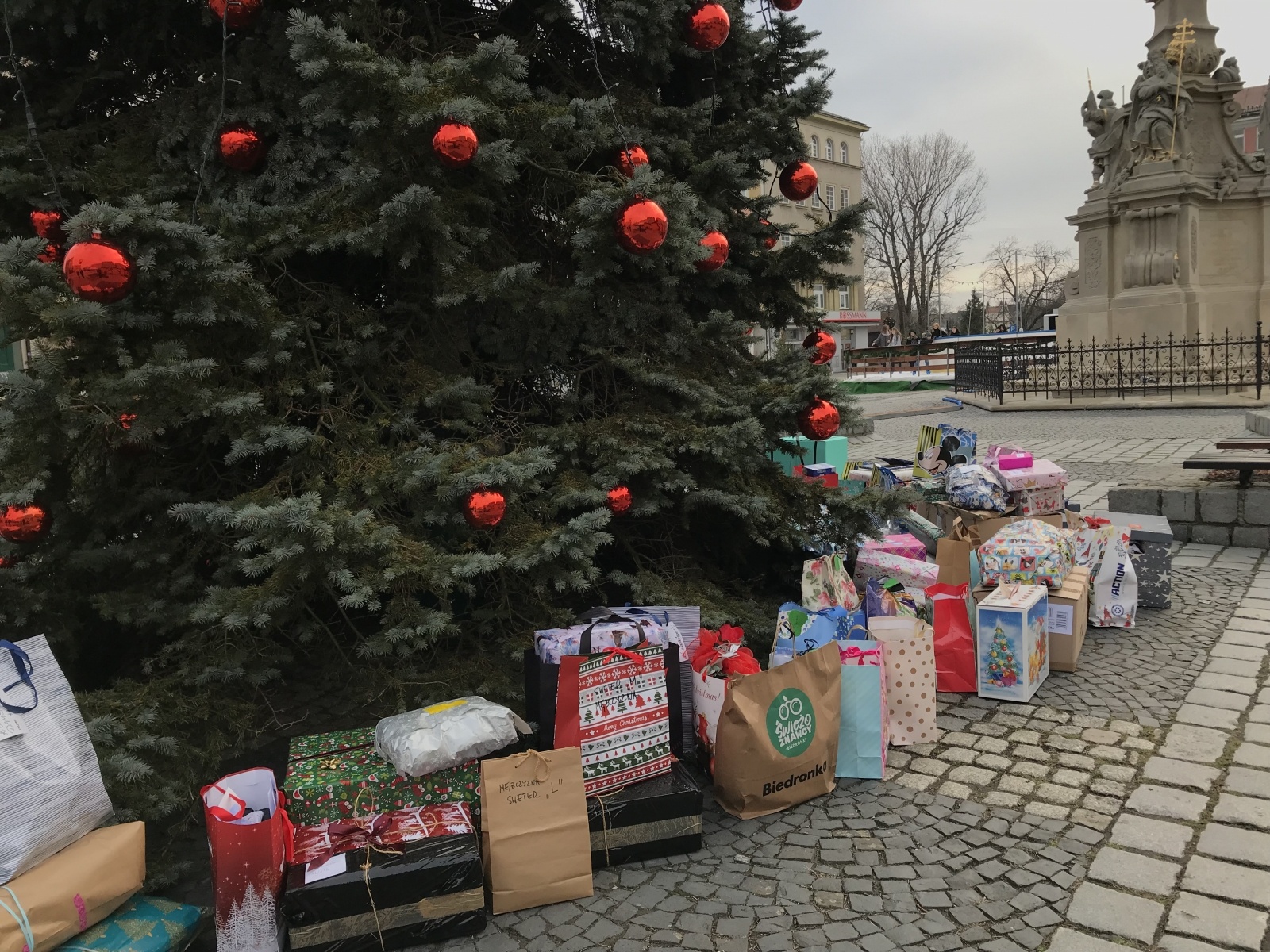 Zdjęcie w galerii na portalu naszraciborz.pl: Góra prezentów na Rynku w akcji Polski 2050 wiadomości z regionu
