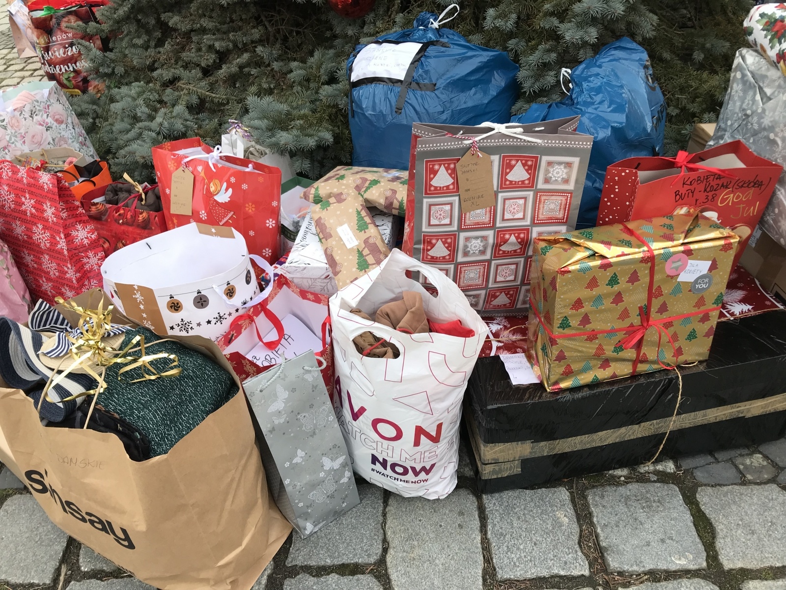 Zdjęcie w galerii na portalu naszraciborz.pl: Góra prezentów na Rynku w akcji Polski 2050 wiadomości z regionu