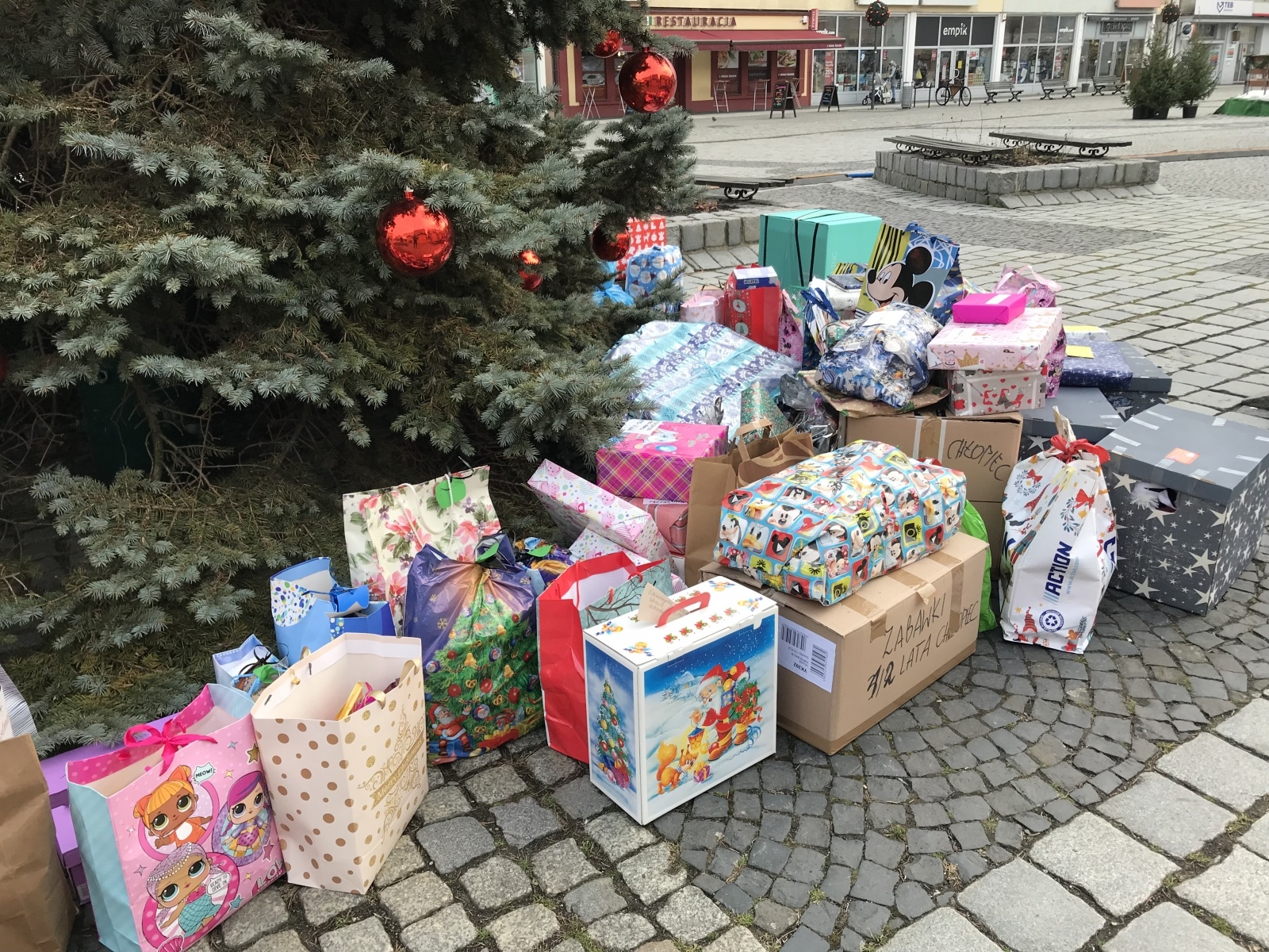 Zdjęcie w galerii na portalu naszraciborz.pl: Góra prezentów na Rynku w akcji Polski 2050 wiadomości z regionu