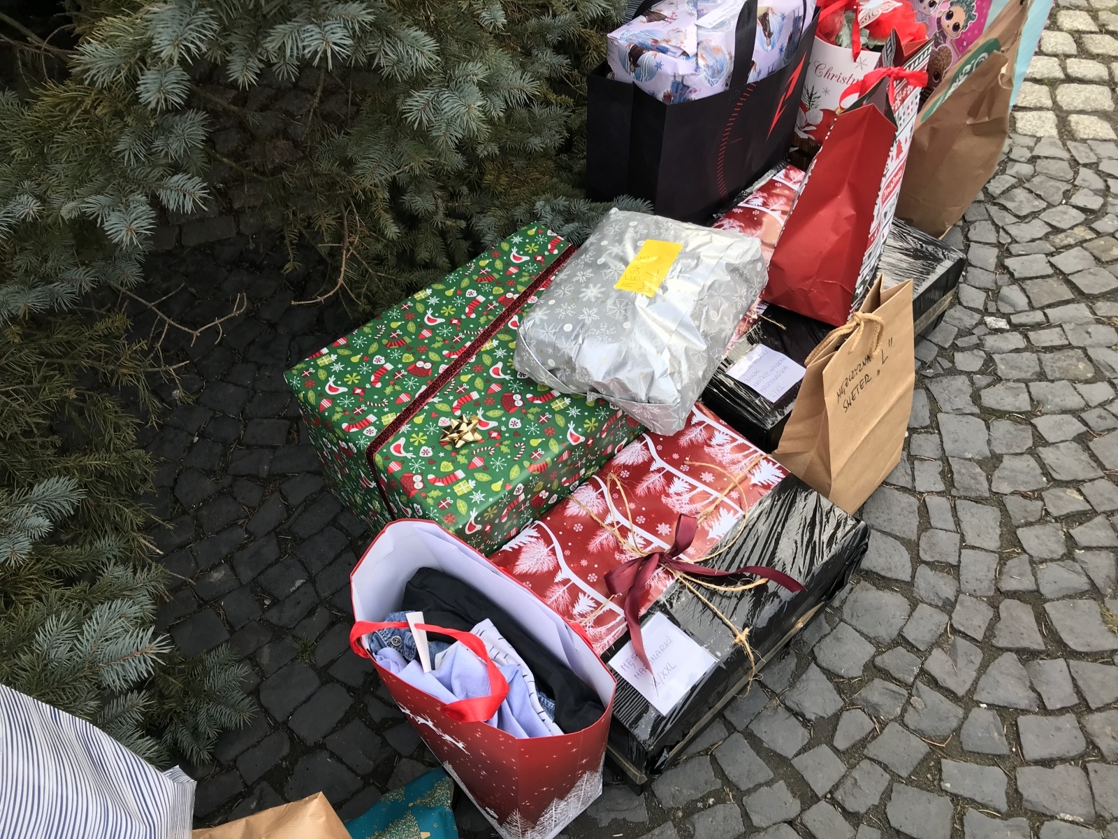 Zdjęcie w galerii na portalu naszraciborz.pl: Góra prezentów na Rynku w akcji Polski 2050 wiadomości z regionu