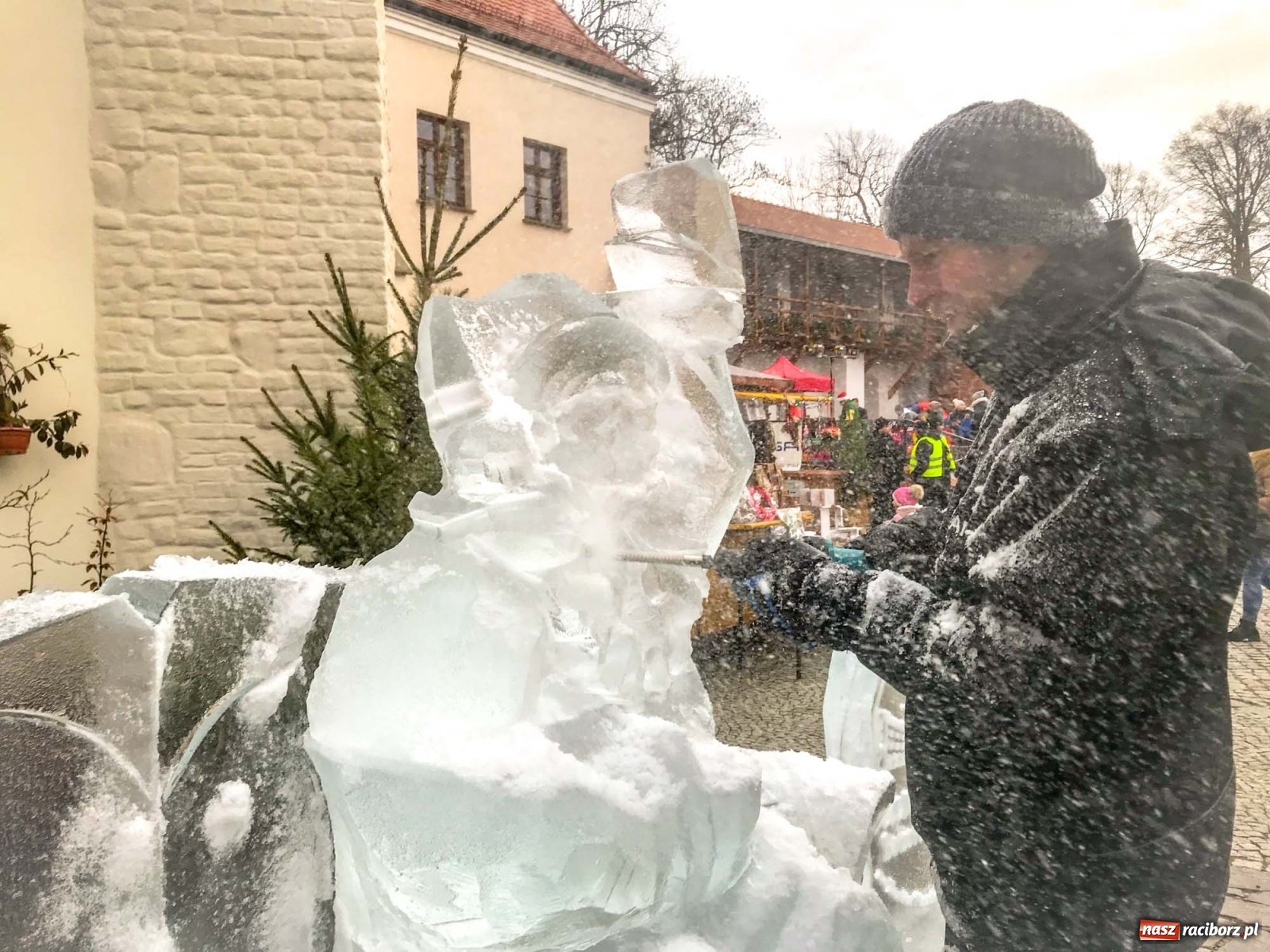 Zdjęcie w galerii na portalu naszraciborz.pl: Lodowy św. Mikołaj usiadł sobie przed zamkową kaplicą wiadomości z regionu