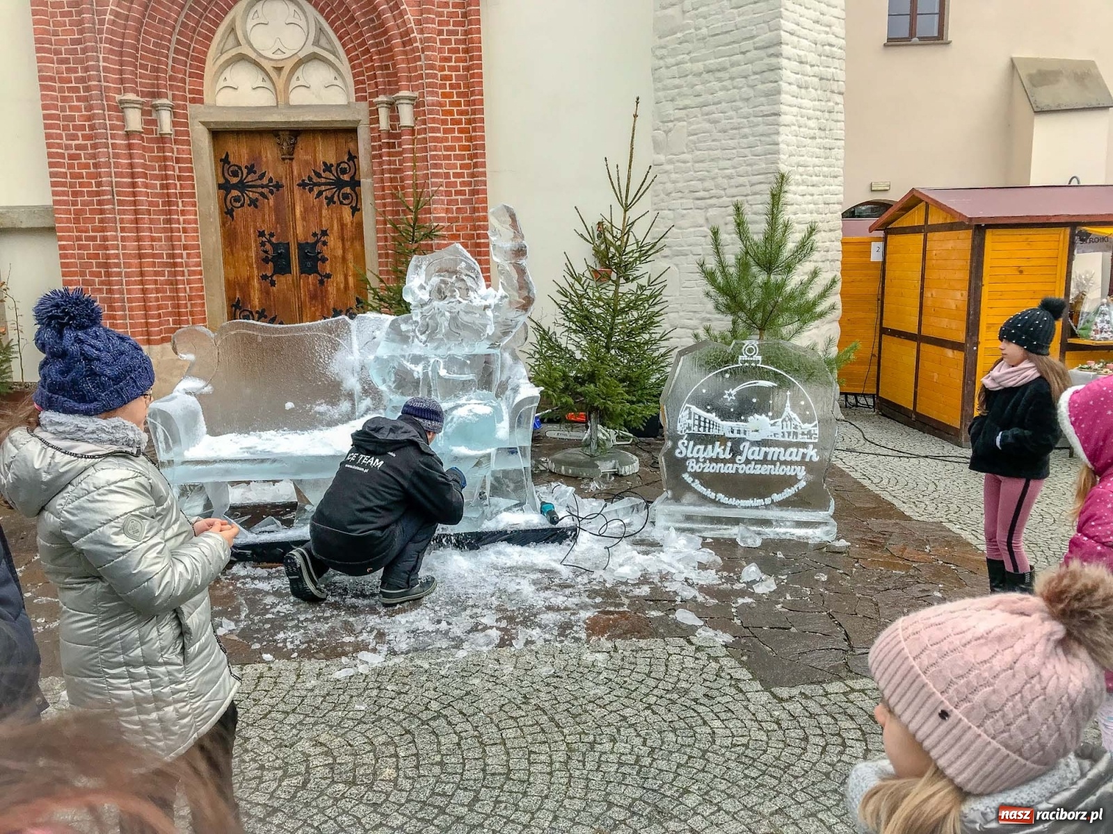 Zdjęcie w galerii na portalu naszraciborz.pl: Lodowy św. Mikołaj usiadł sobie przed zamkową kaplicą wiadomości z regionu