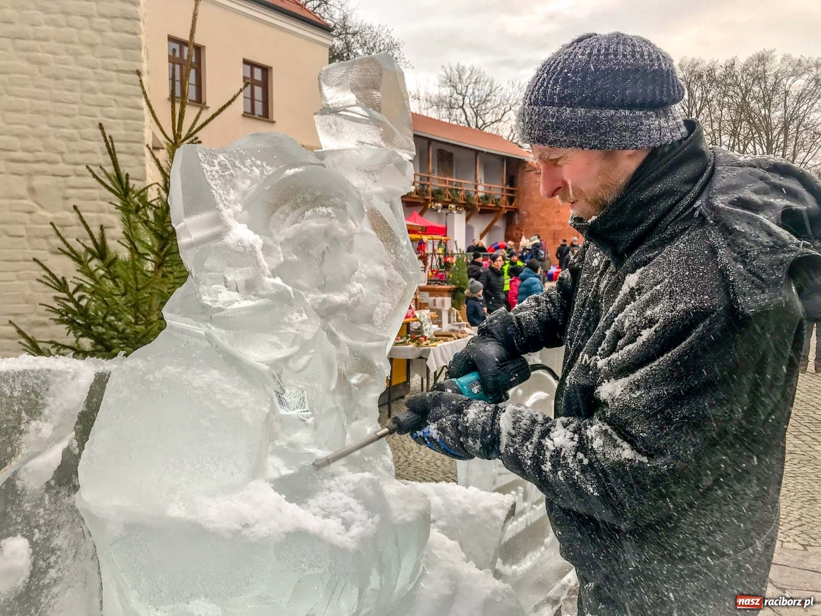 Zdjęcie w galerii na portalu naszraciborz.pl: Lodowy św. Mikołaj usiadł sobie przed zamkową kaplicą wiadomości z regionu