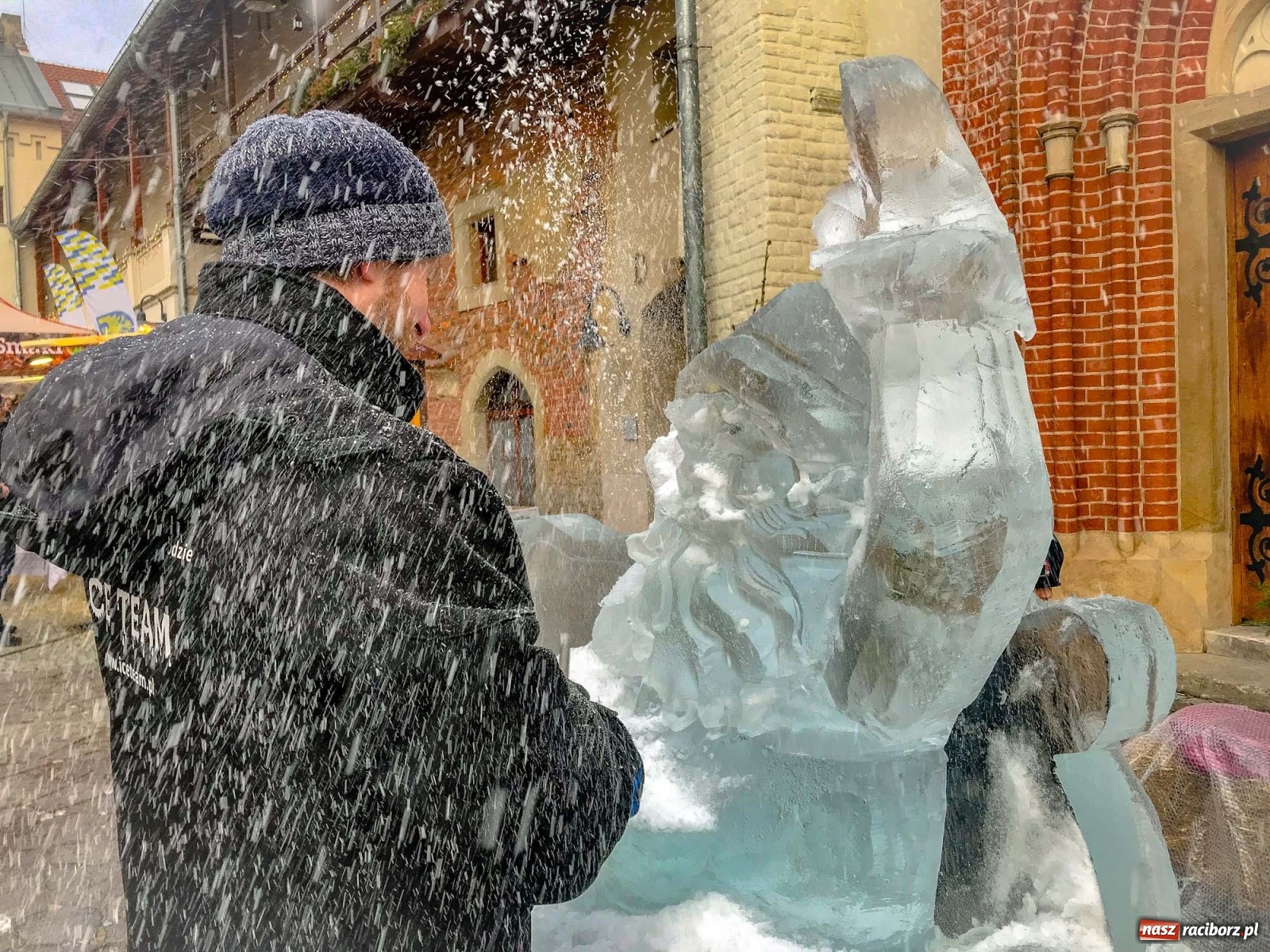 Zdjęcie w galerii na portalu naszraciborz.pl: Lodowy św. Mikołaj usiadł sobie przed zamkową kaplicą wiadomości z regionu