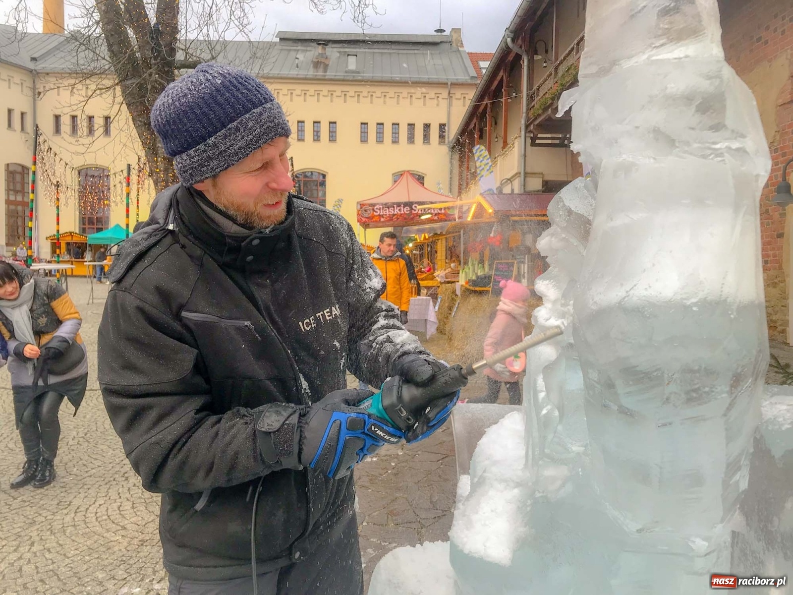 Zdjęcie w galerii na portalu naszraciborz.pl: Lodowy św. Mikołaj usiadł sobie przed zamkową kaplicą wiadomości z regionu