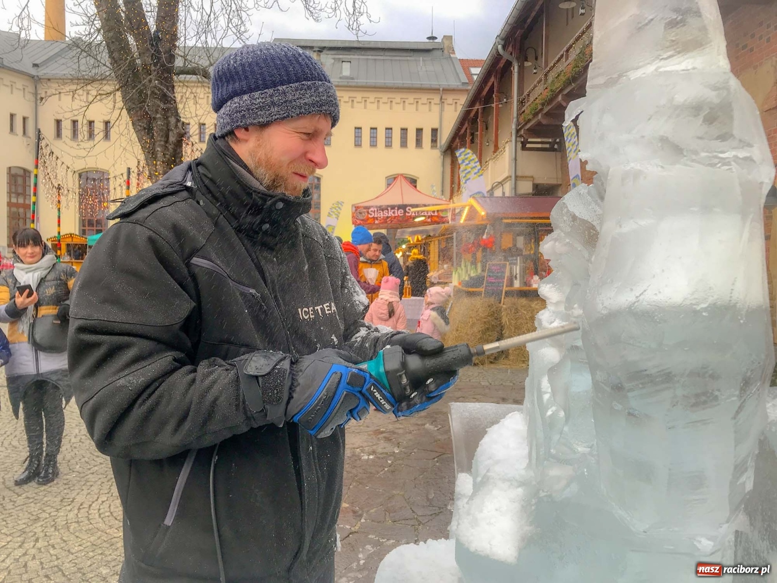 Zdjęcie w galerii na portalu naszraciborz.pl: Lodowy św. Mikołaj usiadł sobie przed zamkową kaplicą wiadomości z regionu