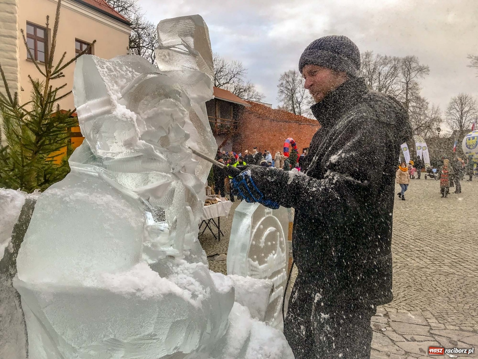 Zdjęcie w galerii na portalu naszraciborz.pl: Lodowy św. Mikołaj usiadł sobie przed zamkową kaplicą wiadomości z regionu