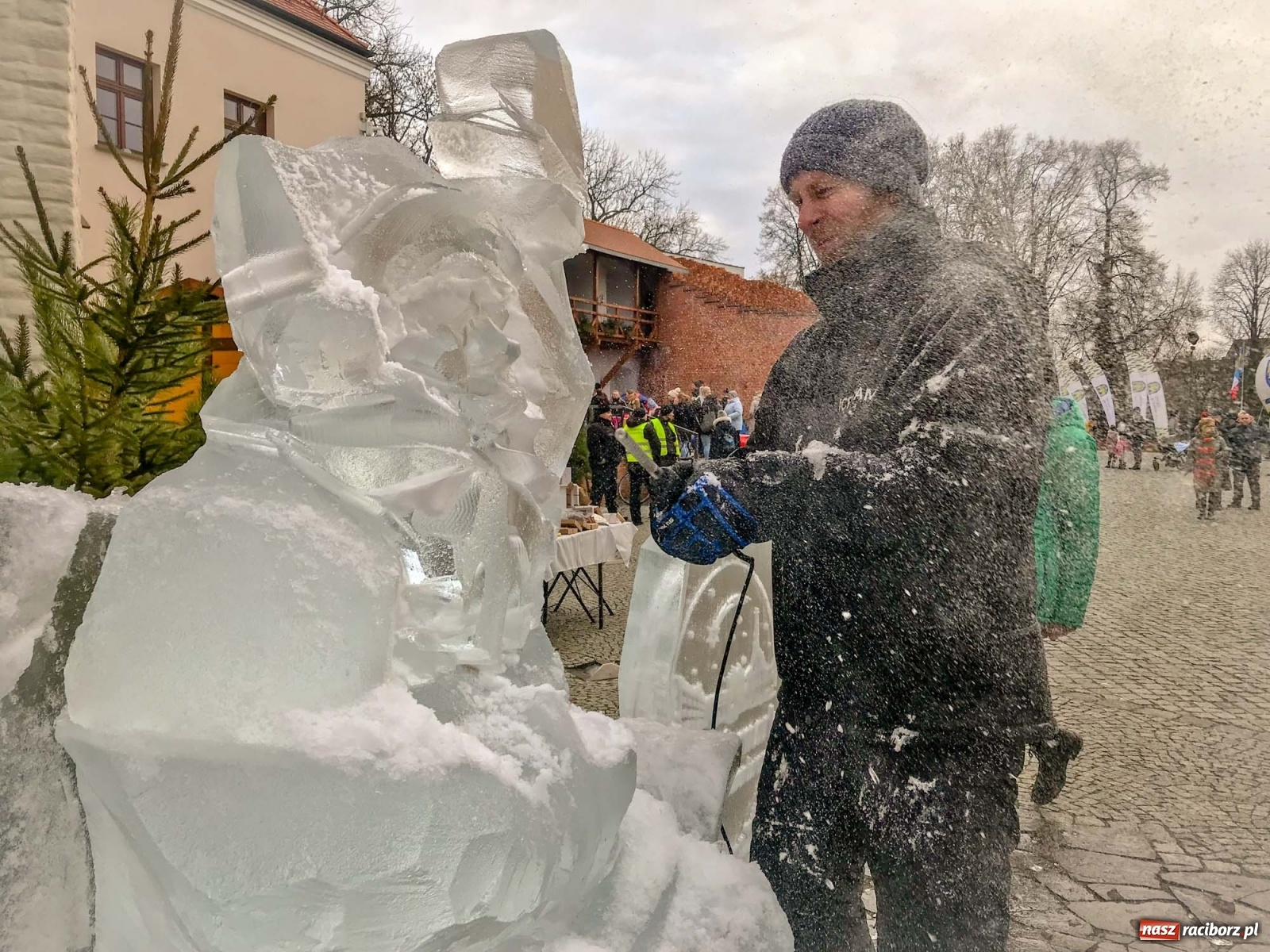 Zdjęcie w galerii na portalu naszraciborz.pl: Lodowy św. Mikołaj usiadł sobie przed zamkową kaplicą wiadomości z regionu
