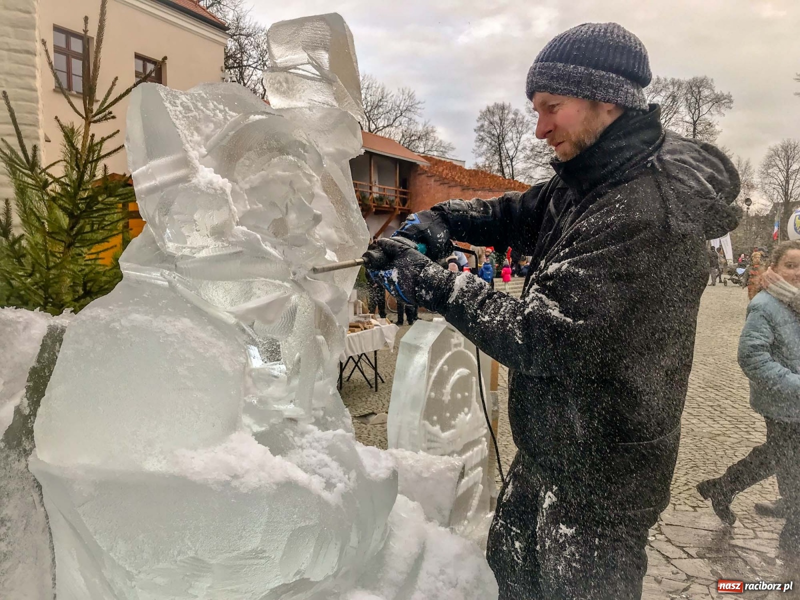 Zdjęcie w galerii na portalu naszraciborz.pl: Lodowy św. Mikołaj usiadł sobie przed zamkową kaplicą wiadomości z regionu