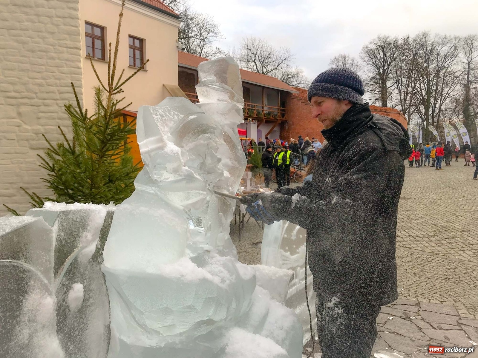 Zdjęcie w galerii na portalu naszraciborz.pl: Lodowy św. Mikołaj usiadł sobie przed zamkową kaplicą wiadomości z regionu