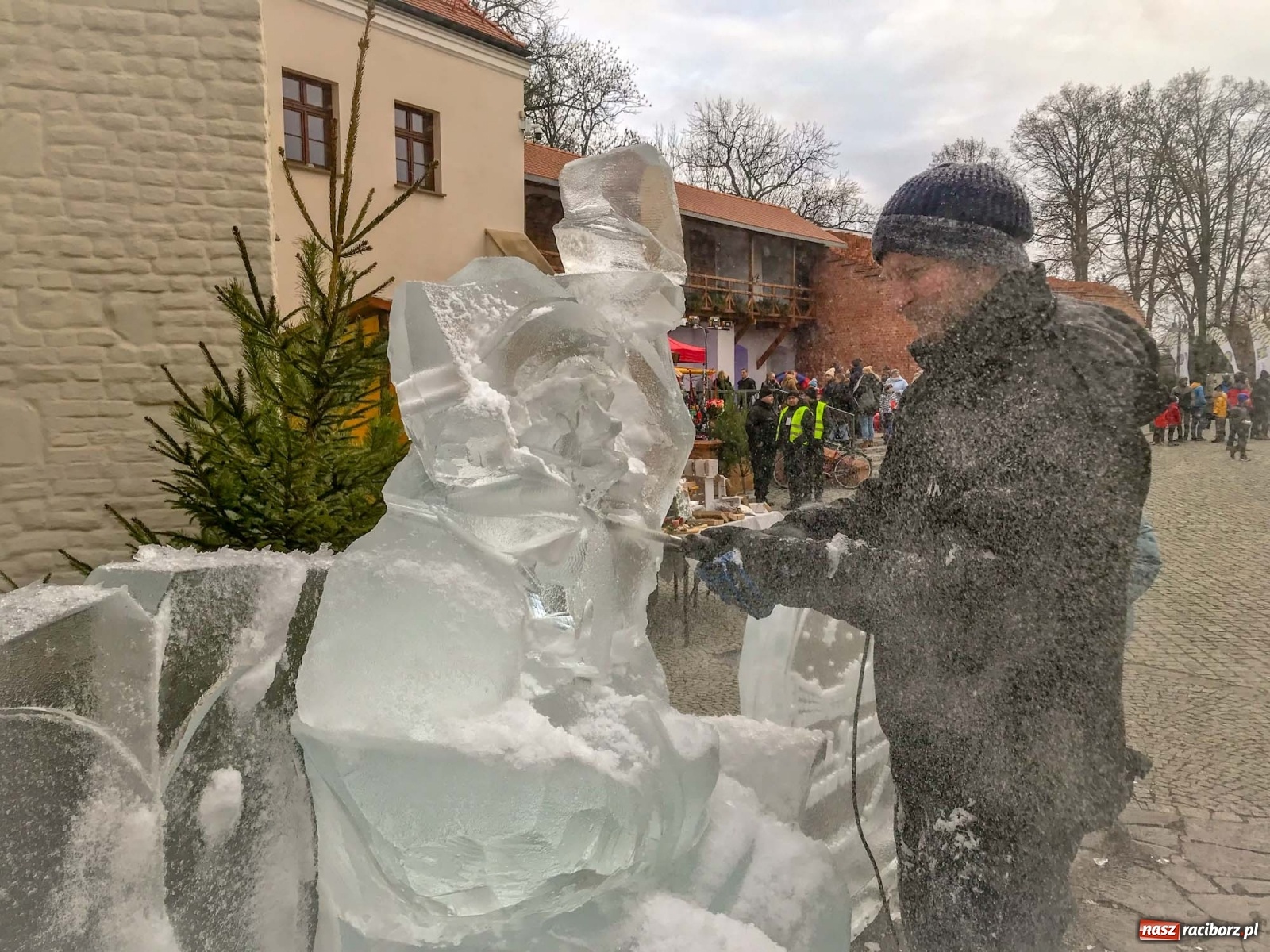 Zdjęcie w galerii na portalu naszraciborz.pl: Lodowy św. Mikołaj usiadł sobie przed zamkową kaplicą wiadomości z regionu