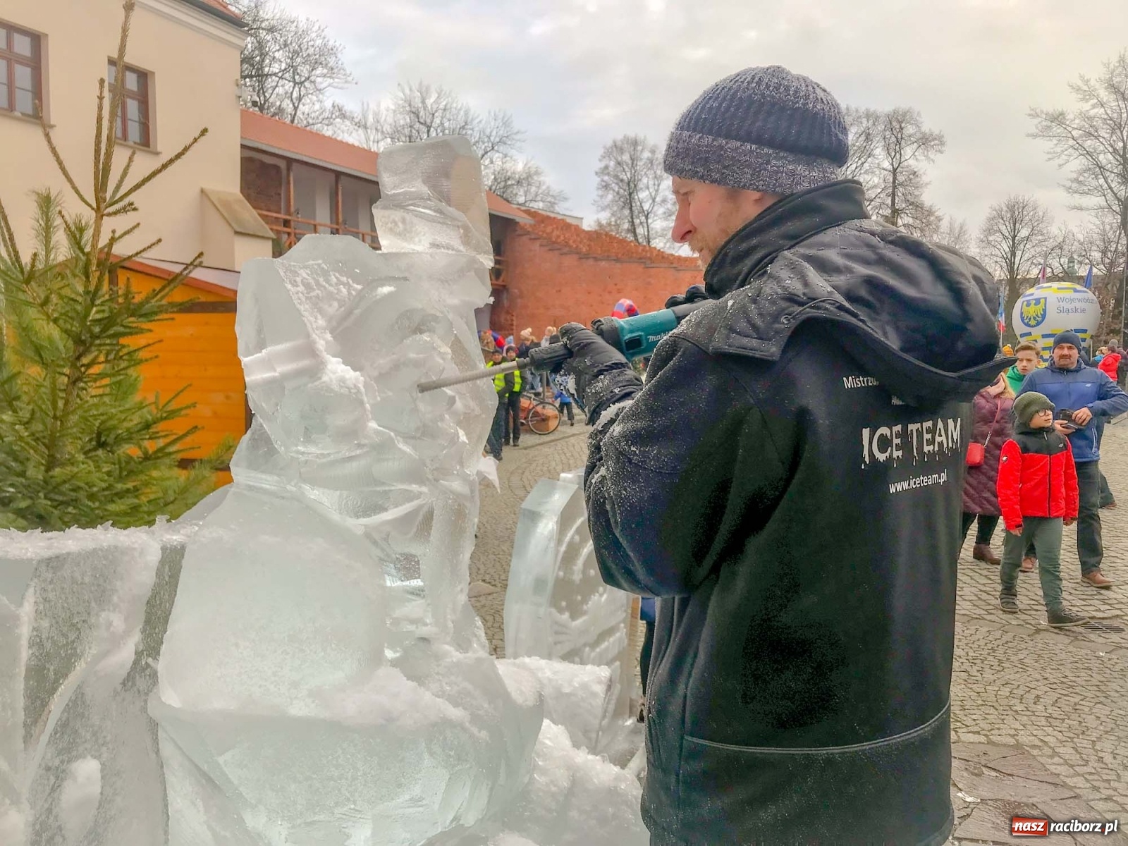 Zdjęcie w galerii na portalu naszraciborz.pl: Lodowy św. Mikołaj usiadł sobie przed zamkową kaplicą wiadomości z regionu
