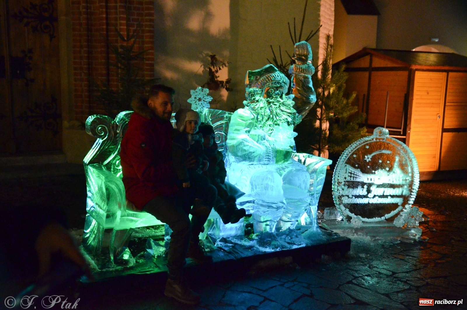 Zdjęcie w galerii na portalu naszraciborz.pl: Lodowy św. Mikołaj usiadł sobie przed zamkową kaplicą wiadomości z regionu