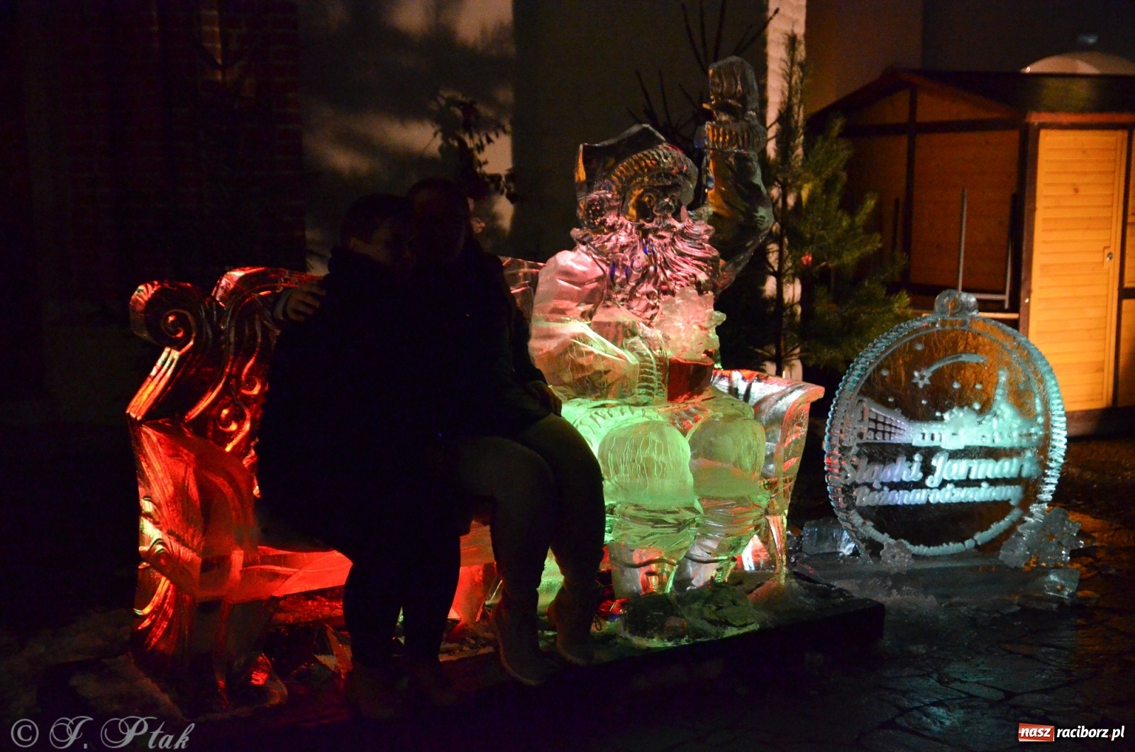 Zdjęcie w galerii na portalu naszraciborz.pl: Lodowy św. Mikołaj usiadł sobie przed zamkową kaplicą wiadomości z regionu