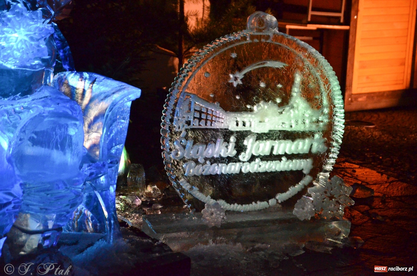 Zdjęcie w galerii na portalu naszraciborz.pl: Lodowy św. Mikołaj usiadł sobie przed zamkową kaplicą wiadomości z regionu