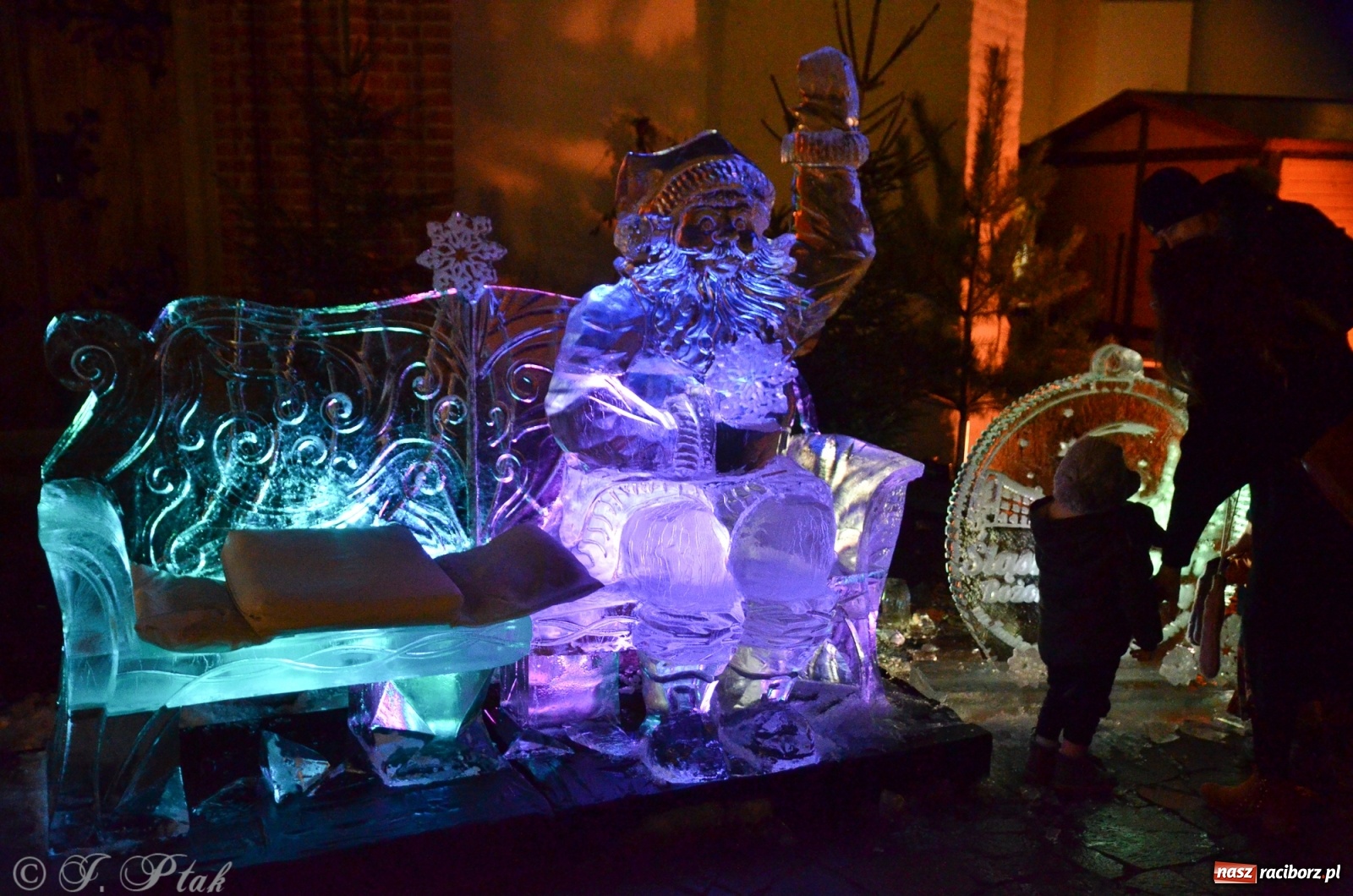 Zdjęcie w galerii na portalu naszraciborz.pl: Lodowy św. Mikołaj usiadł sobie przed zamkową kaplicą wiadomości z regionu