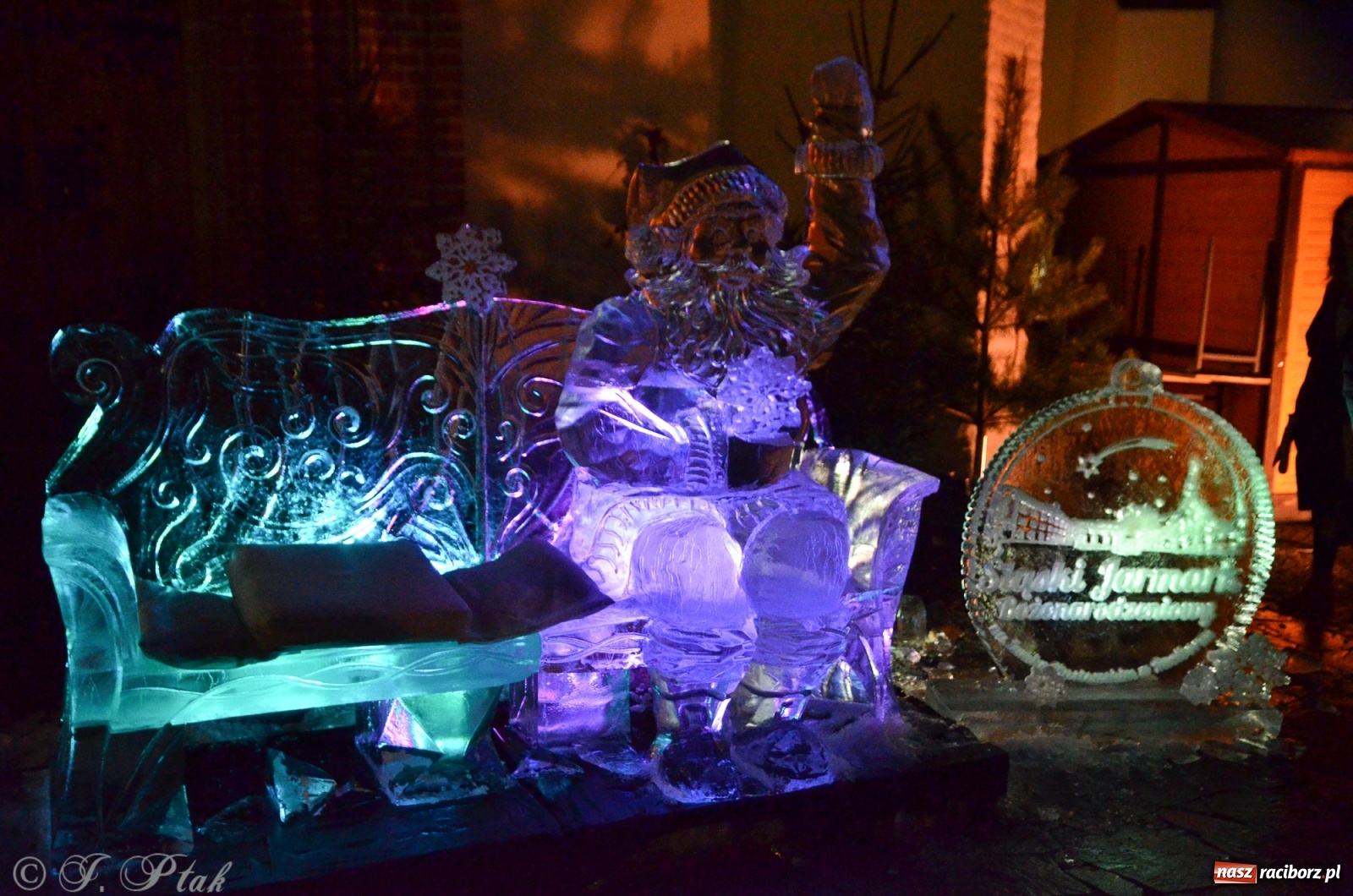 Zdjęcie w galerii na portalu naszraciborz.pl: Lodowy św. Mikołaj usiadł sobie przed zamkową kaplicą wiadomości z regionu