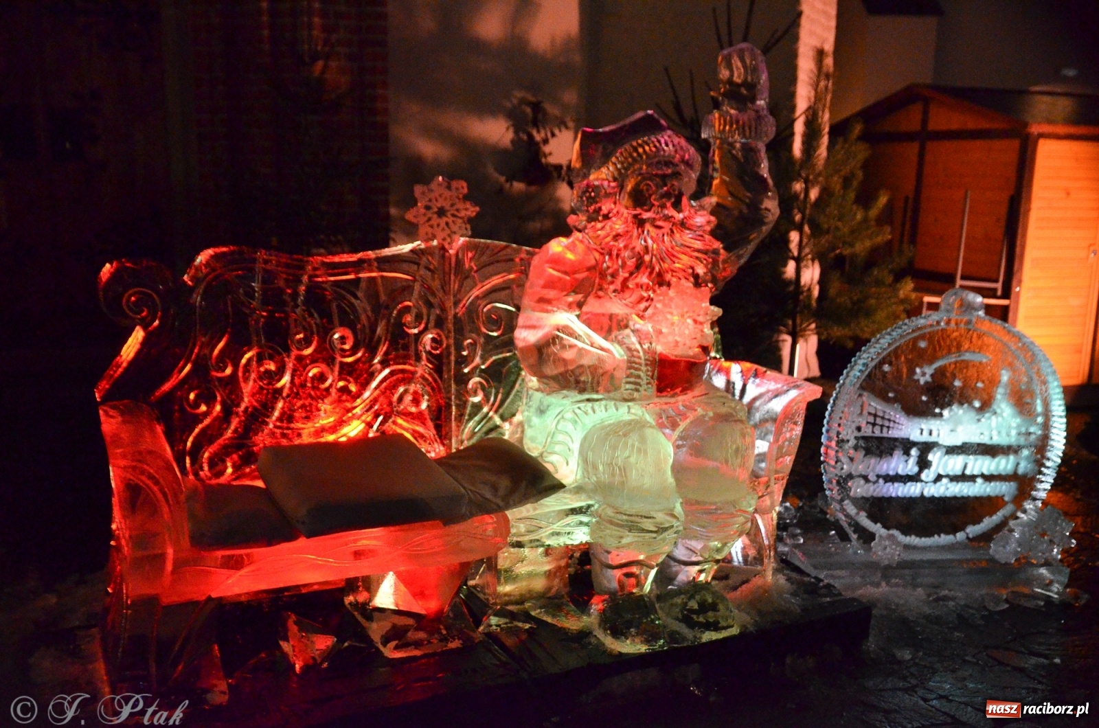 Zdjęcie w galerii na portalu naszraciborz.pl: Lodowy św. Mikołaj usiadł sobie przed zamkową kaplicą wiadomości z regionu