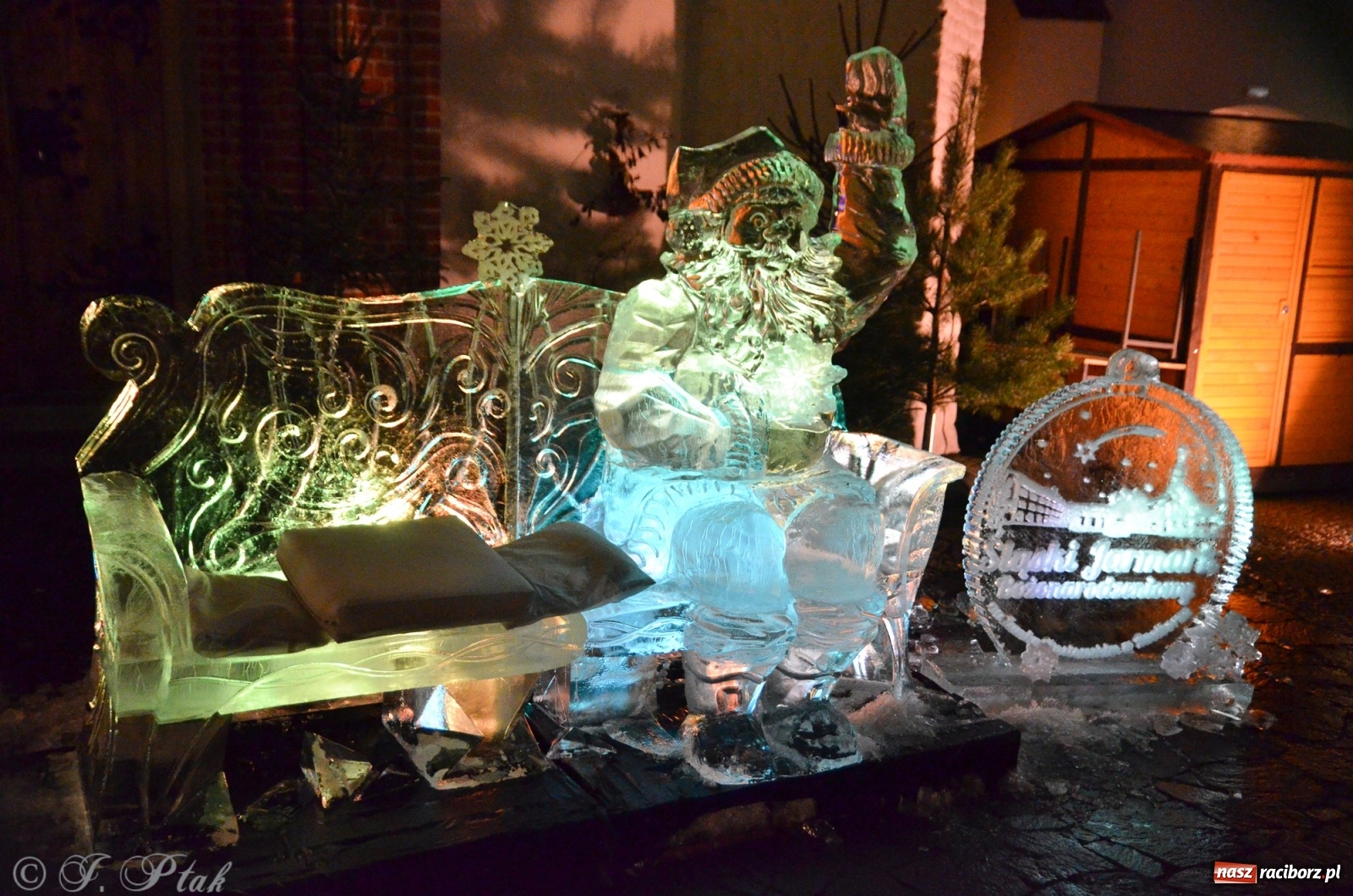 Zdjęcie w galerii na portalu naszraciborz.pl: Lodowy św. Mikołaj usiadł sobie przed zamkową kaplicą wiadomości z regionu