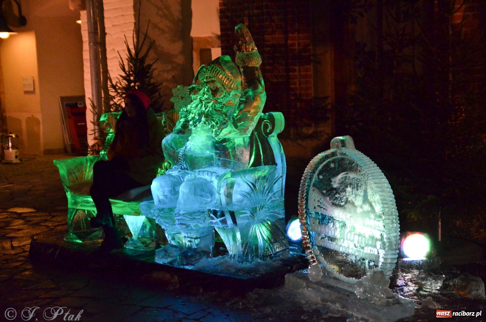 Zdjęcie w galerii na portalu naszraciborz.pl: Lodowy św. Mikołaj usiadł sobie przed zamkową kaplicą wiadomości z regionu