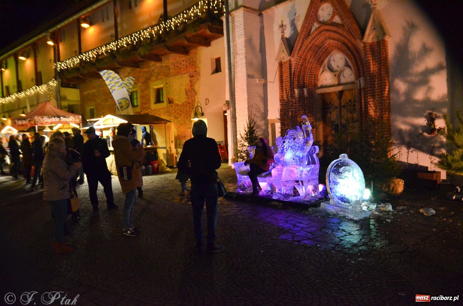 Zdjęcie w galerii na portalu naszraciborz.pl: Lodowy św. Mikołaj usiadł sobie przed zamkową kaplicą wiadomości z regionu