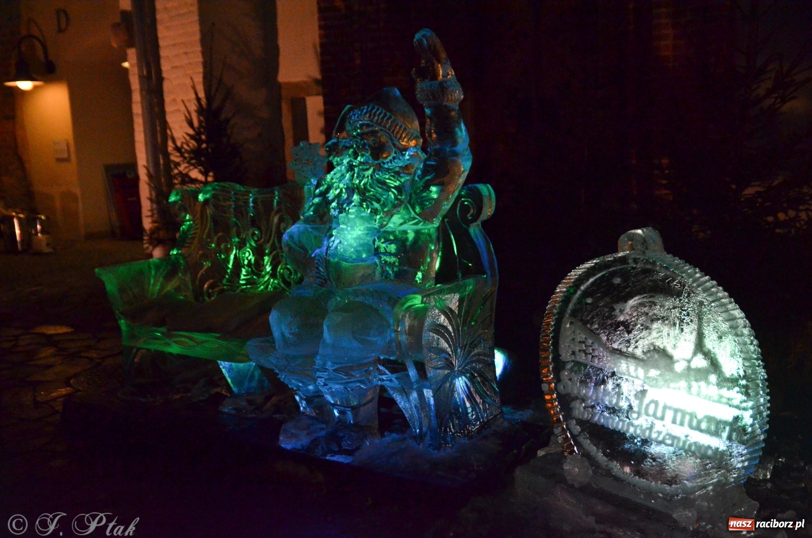 Zdjęcie w galerii na portalu naszraciborz.pl: Lodowy św. Mikołaj usiadł sobie przed zamkową kaplicą wiadomości z regionu
