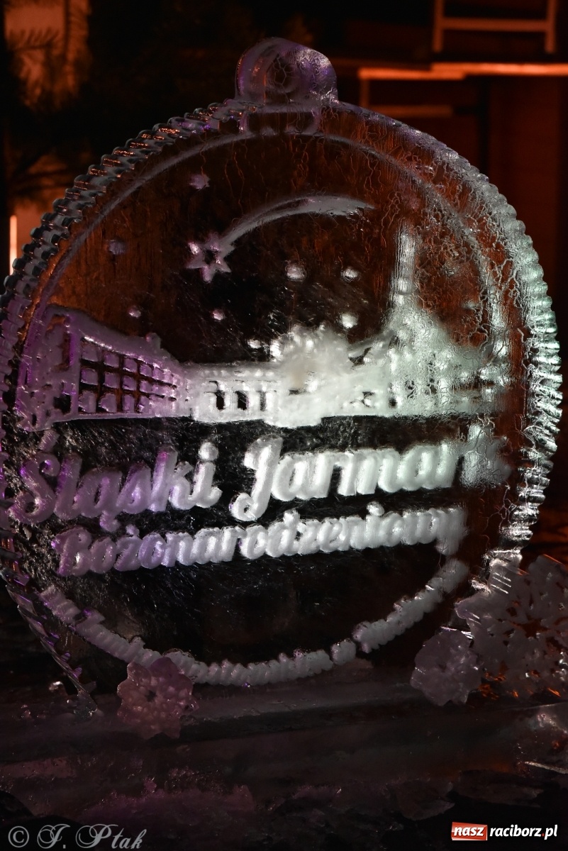 Zdjęcie w galerii na portalu naszraciborz.pl: Lodowy św. Mikołaj usiadł sobie przed zamkową kaplicą wiadomości z regionu