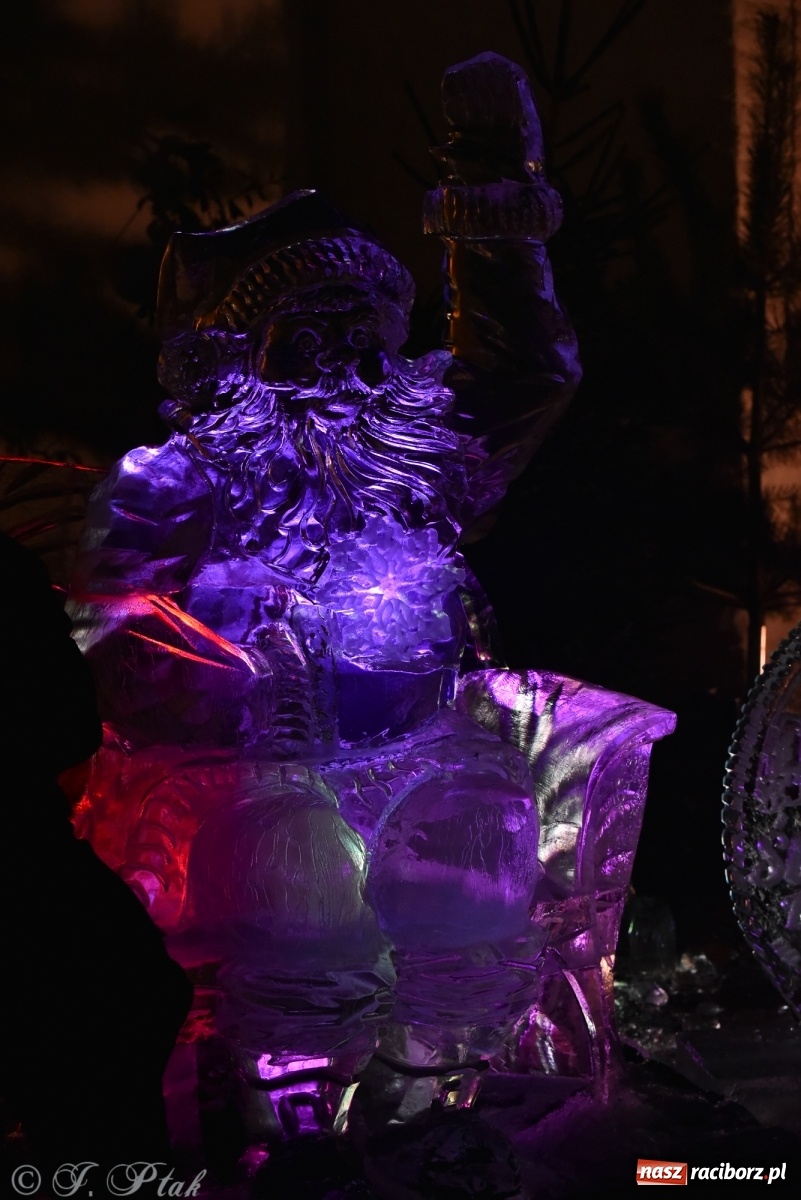 Zdjęcie w galerii na portalu naszraciborz.pl: Lodowy św. Mikołaj usiadł sobie przed zamkową kaplicą wiadomości z regionu