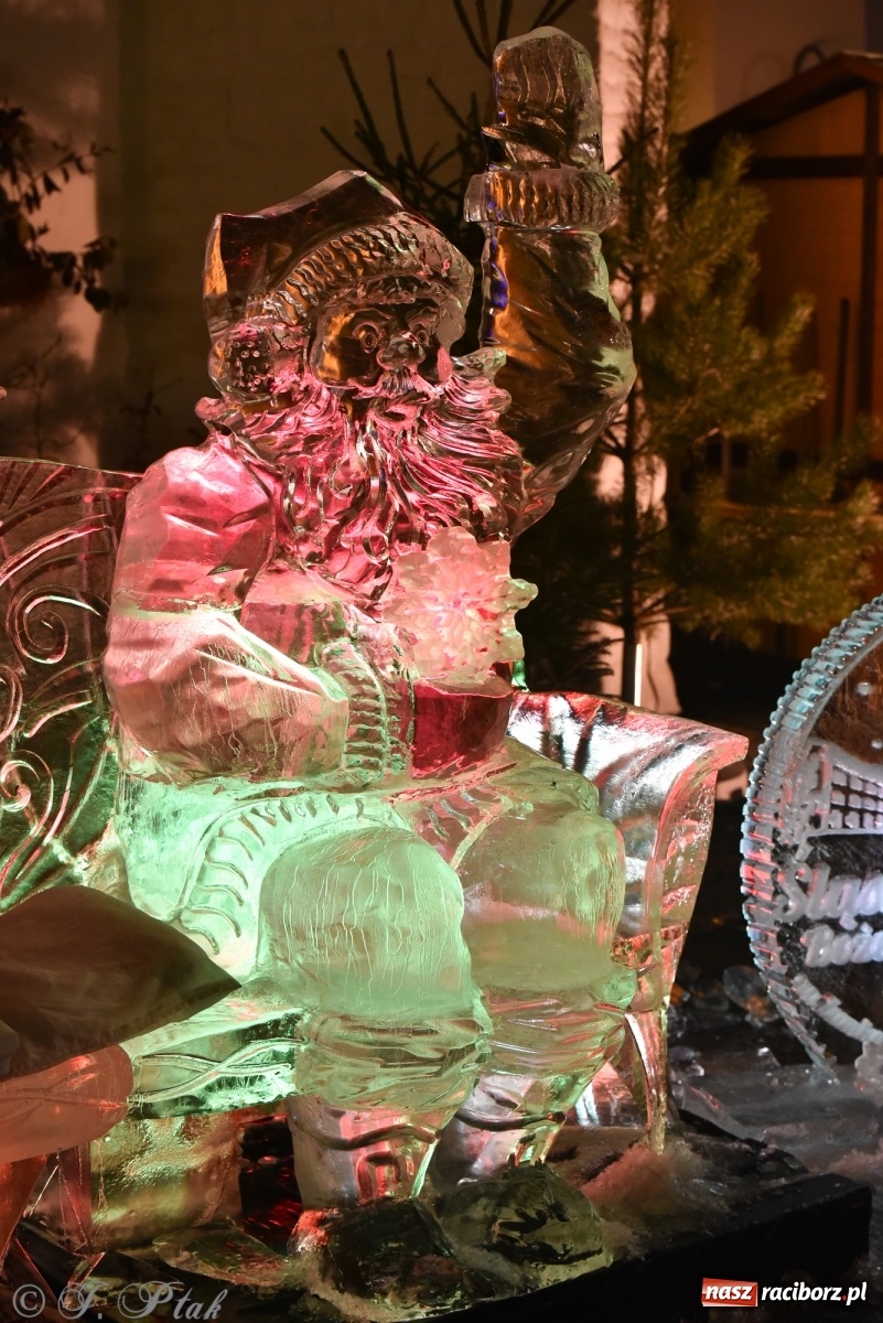 Zdjęcie w galerii na portalu naszraciborz.pl: Lodowy św. Mikołaj usiadł sobie przed zamkową kaplicą wiadomości z regionu