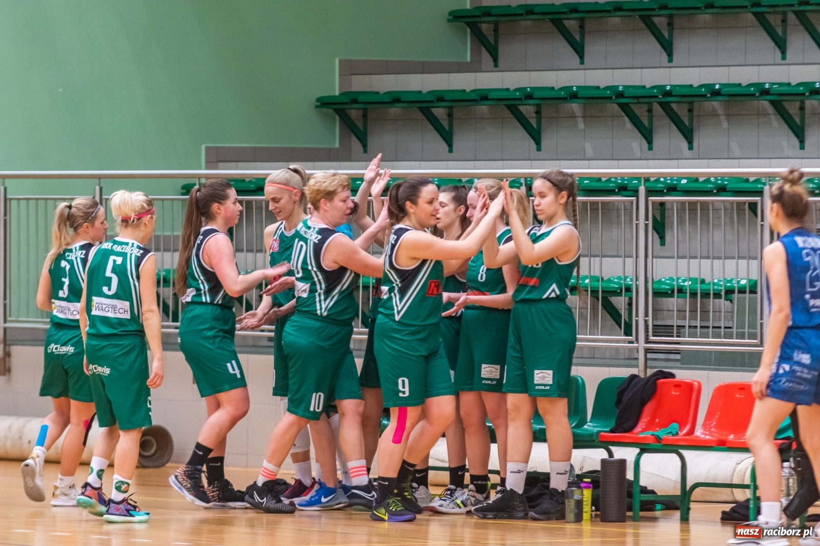 Zdjęcie w galerii na portalu naszraciborz.pl: Koszykówka. RMKS Rybnik górą w Raciborzu [FOTO] wiadomości z regionu