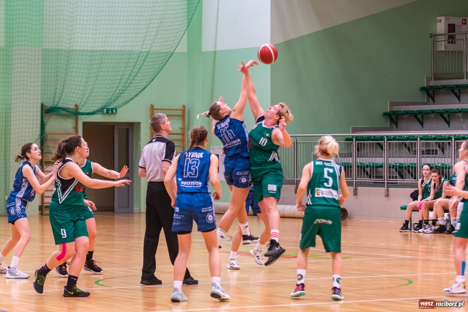 Zdjęcie w galerii na portalu naszraciborz.pl: Koszykówka. RMKS Rybnik górą w Raciborzu [FOTO] wiadomości z regionu