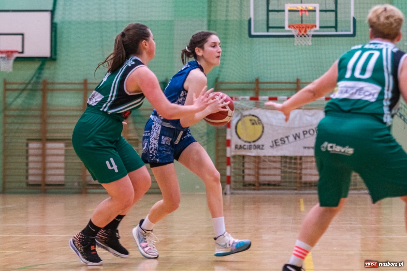 Zdjęcie w galerii na portalu naszraciborz.pl: Koszykówka. RMKS Rybnik górą w Raciborzu [FOTO] wiadomości z regionu