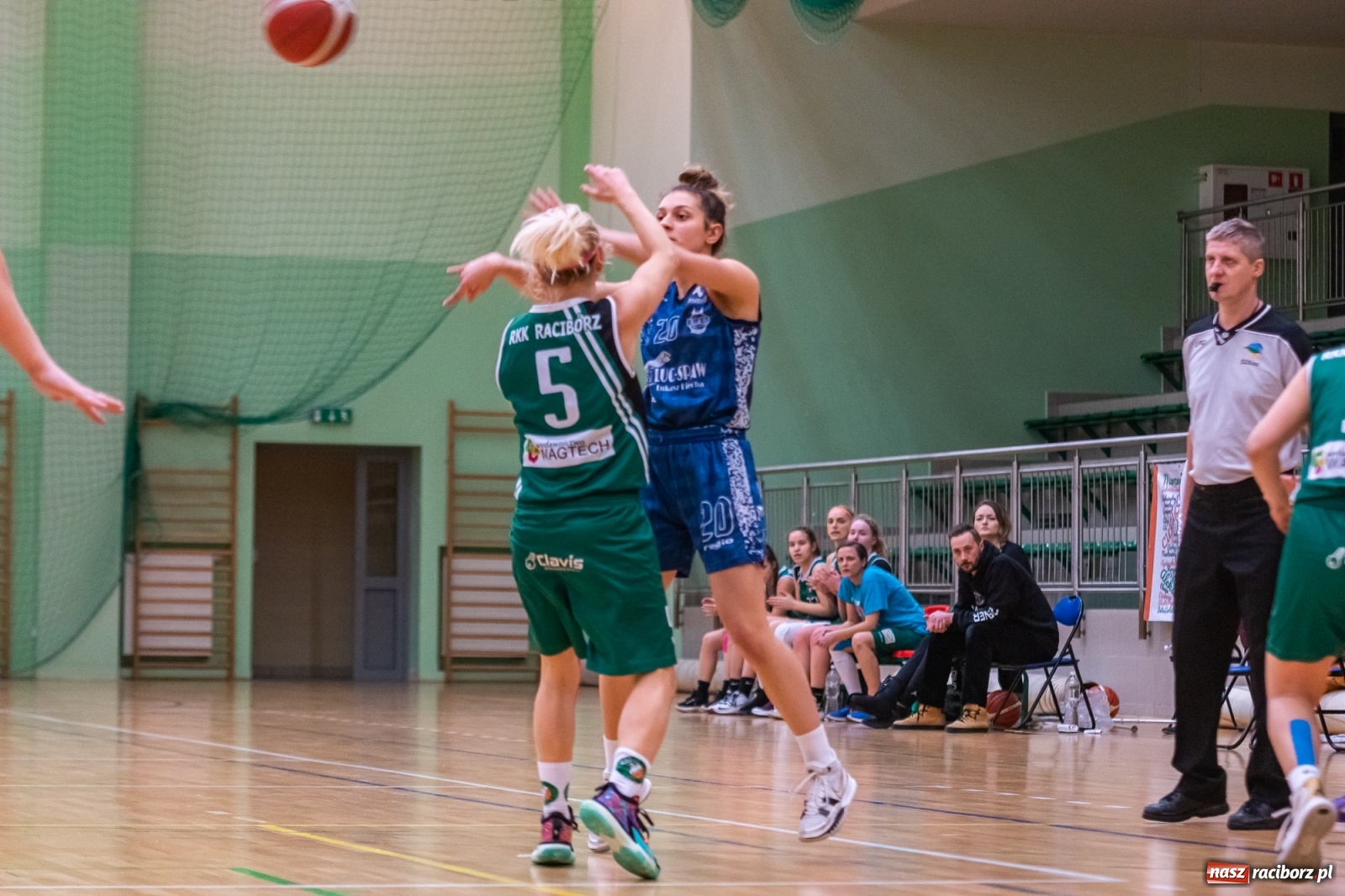 Zdjęcie w galerii na portalu naszraciborz.pl: Koszykówka. RMKS Rybnik górą w Raciborzu [FOTO] wiadomości z regionu