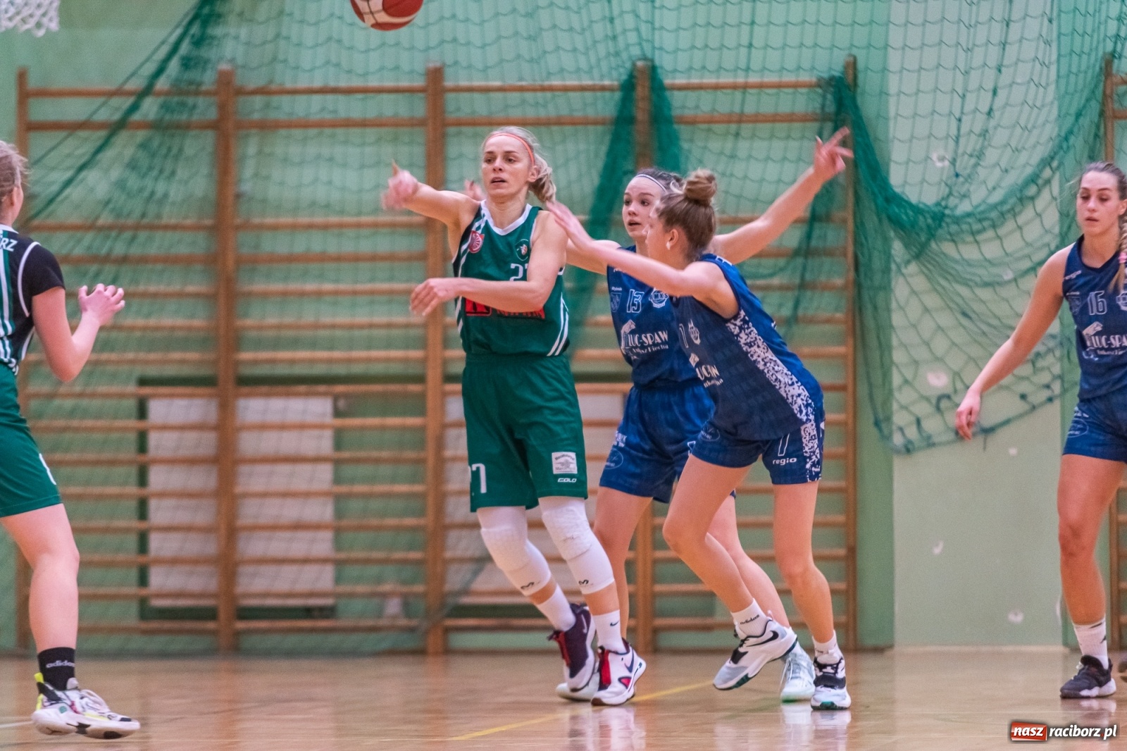 Zdjęcie w galerii na portalu naszraciborz.pl: Koszykówka. RMKS Rybnik górą w Raciborzu [FOTO] wiadomości z regionu