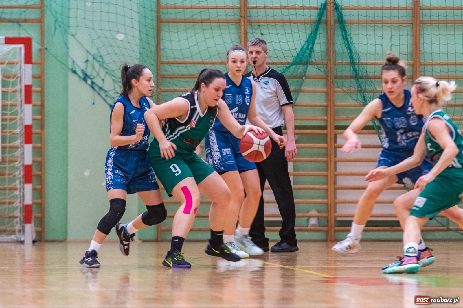 Zdjęcie w galerii na portalu naszraciborz.pl: Koszykówka. RMKS Rybnik górą w Raciborzu [FOTO] wiadomości z regionu