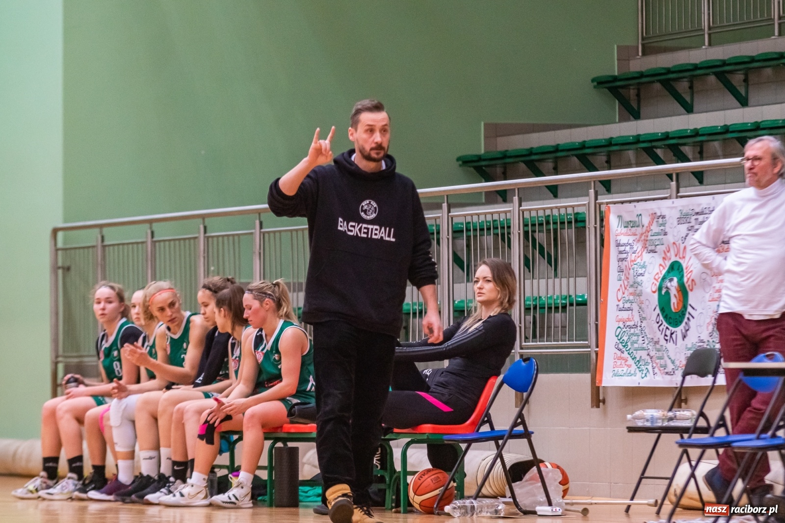 Zdjęcie w galerii na portalu naszraciborz.pl: Koszykówka. RMKS Rybnik górą w Raciborzu [FOTO] wiadomości z regionu