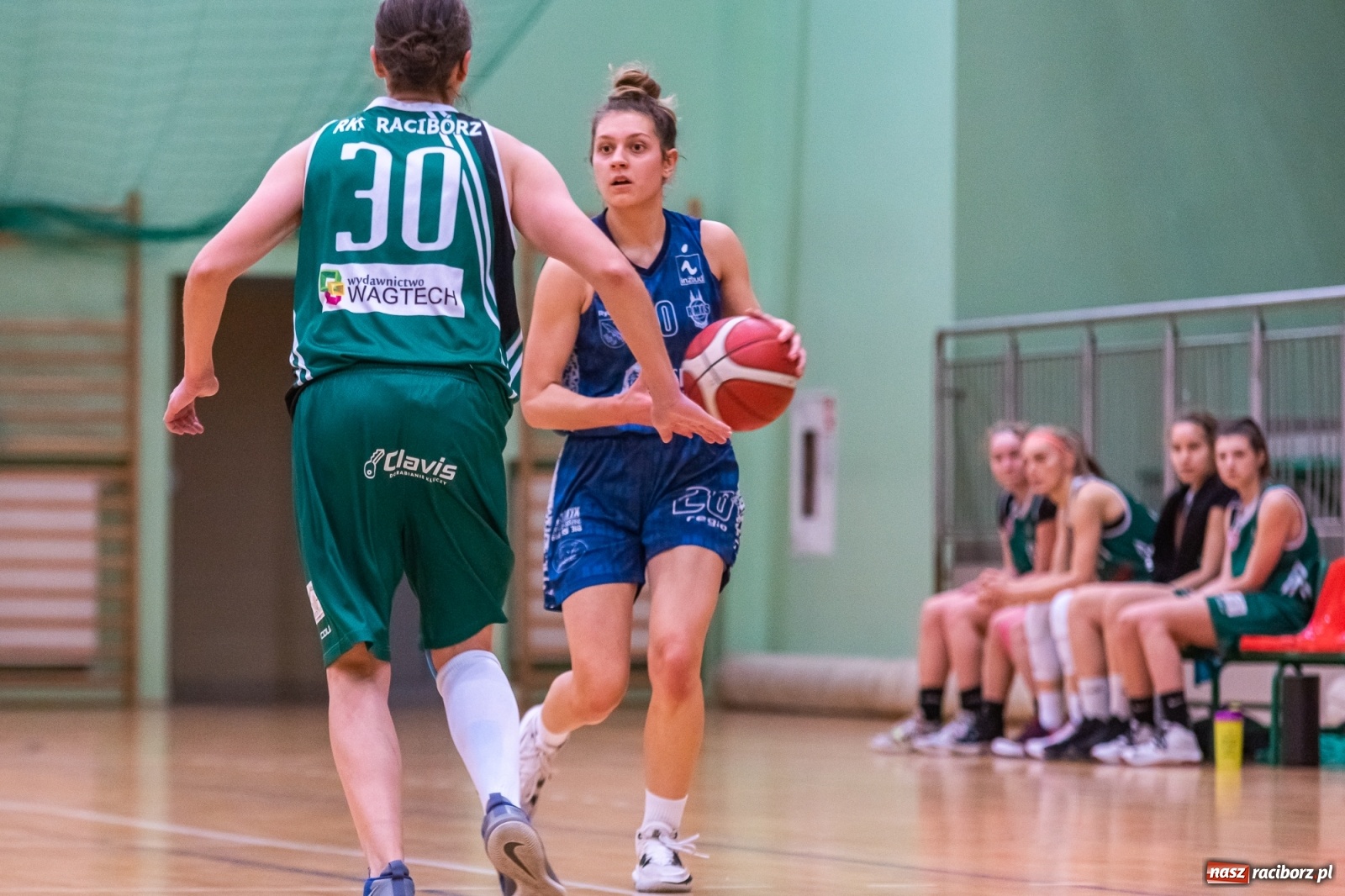 Zdjęcie w galerii na portalu naszraciborz.pl: Koszykówka. RMKS Rybnik górą w Raciborzu [FOTO] wiadomości z regionu