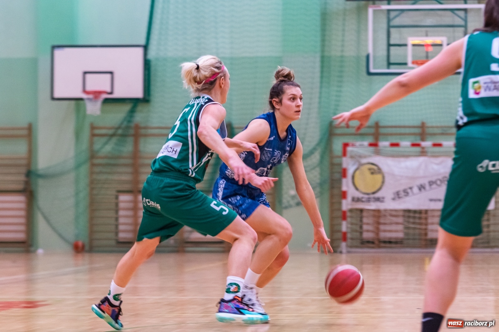 Zdjęcie w galerii na portalu naszraciborz.pl: Koszykówka. RMKS Rybnik górą w Raciborzu [FOTO] wiadomości z regionu