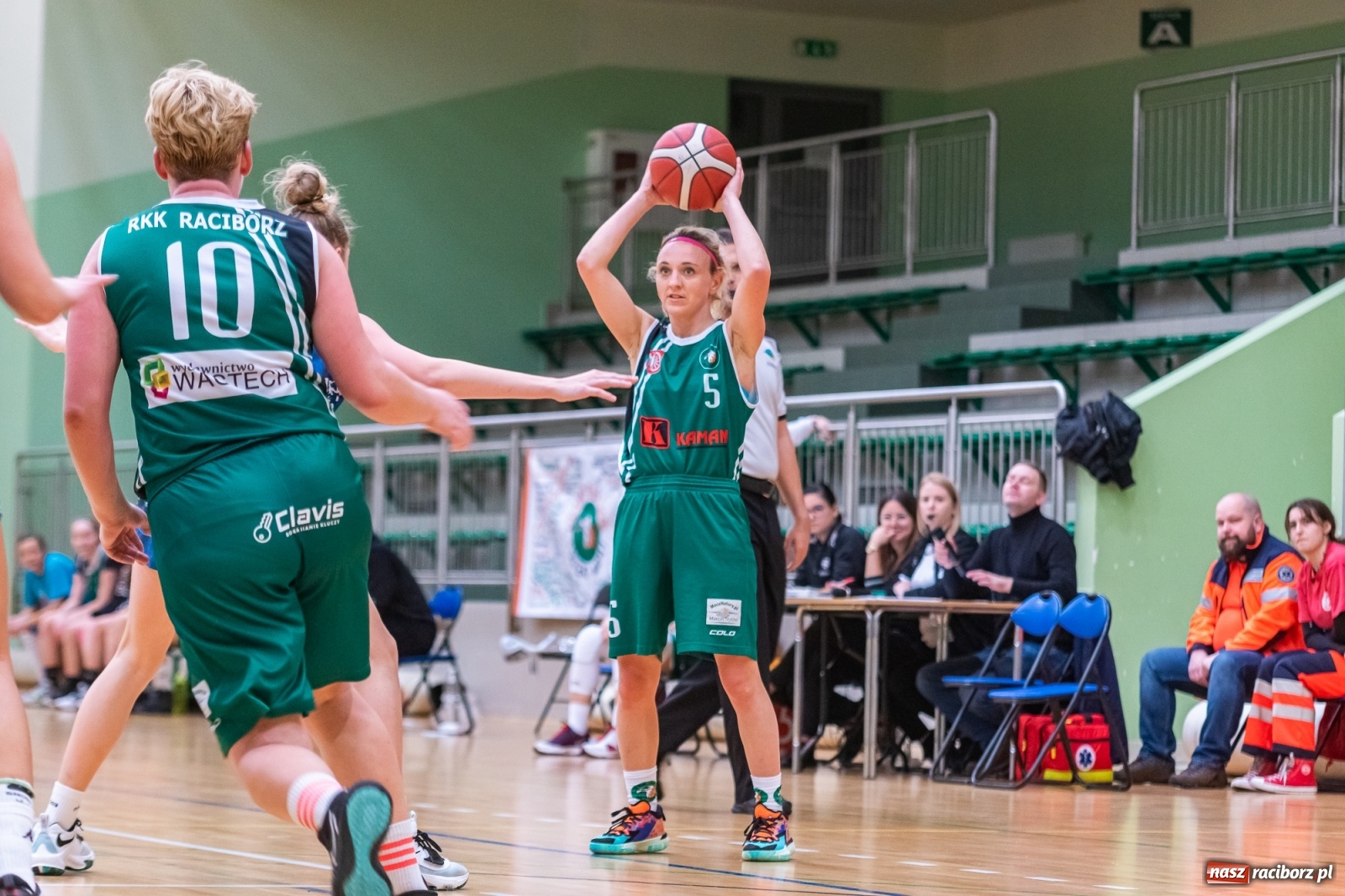 Zdjęcie w galerii na portalu naszraciborz.pl: Koszykówka. RMKS Rybnik górą w Raciborzu [FOTO] wiadomości z regionu