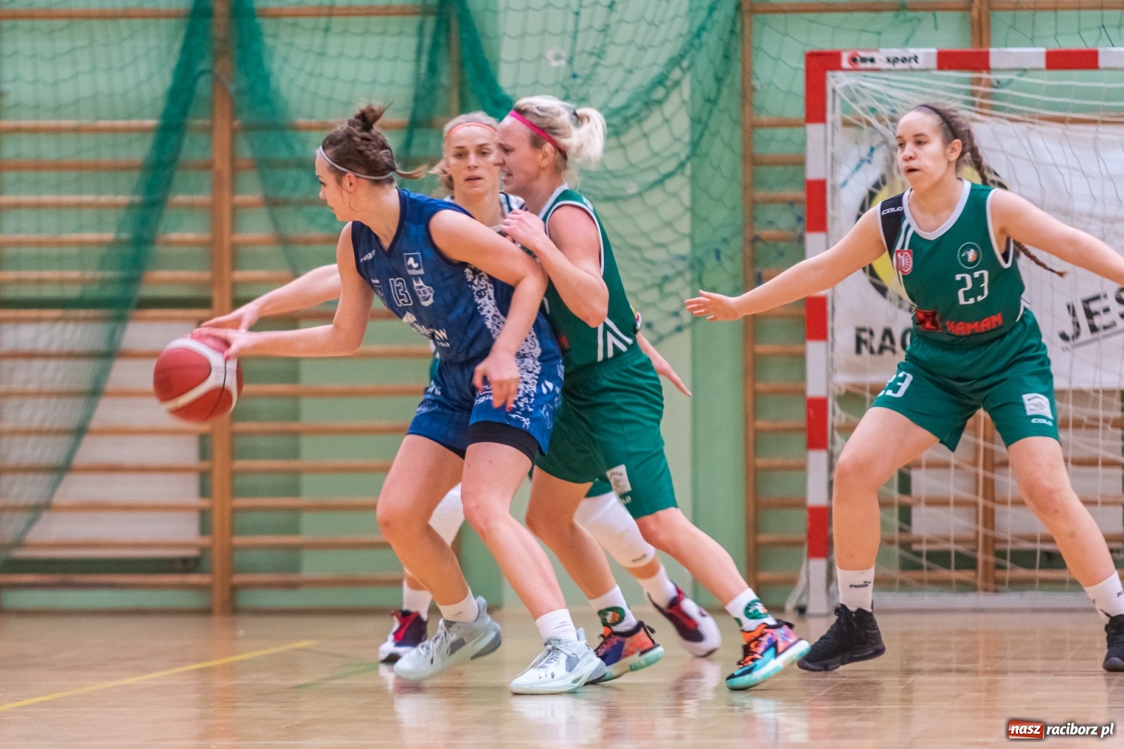 Zdjęcie w galerii na portalu naszraciborz.pl: Koszykówka. RMKS Rybnik górą w Raciborzu [FOTO] wiadomości z regionu